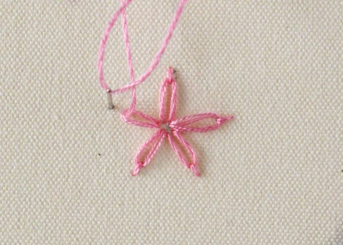 Bordado de flor de margarita perezoso rosa