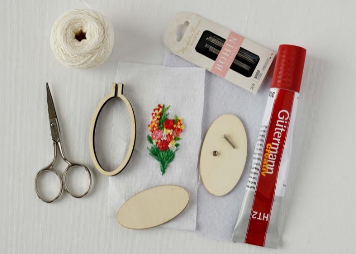 Werkzeuge und Materialien für die Rahmenstickerei mit Minirahmen