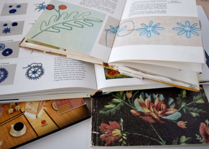 Pile de livres de broderie à la main ouverts