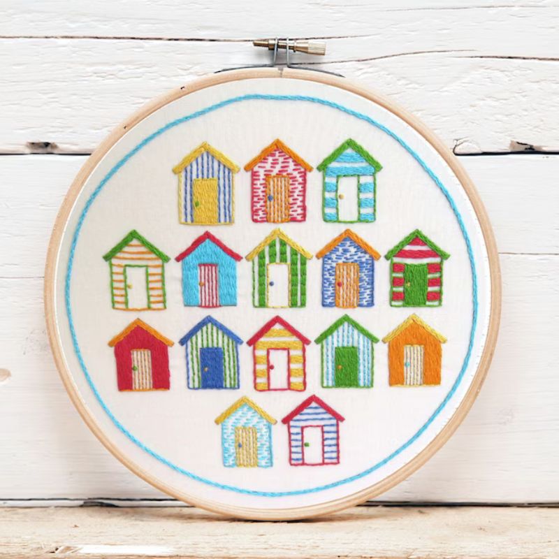Cabanes de plage - motif de broderie à la main coloré, By Stitchdoodles Design