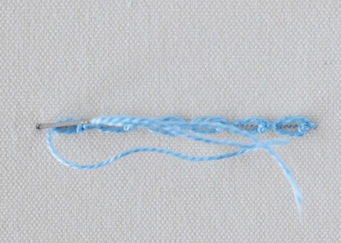 Point de chaînette torsadé noué étape 8