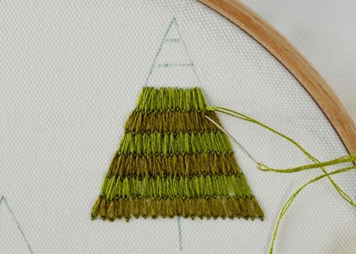 Bordado de árbol de Navidad con punto de cadeneta separado