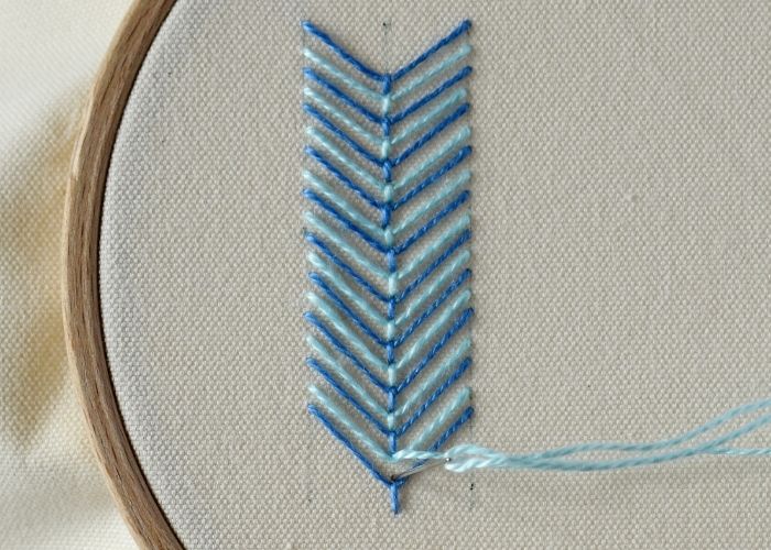 Broderie Fly Stitch bicolore Étape 5