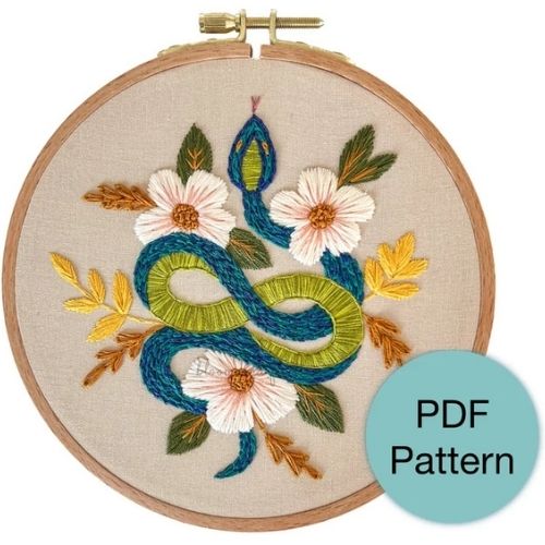 Gartenschlange mit Blumen Hand Stickmuster entworfen von bloomandfloss auf Etsy
